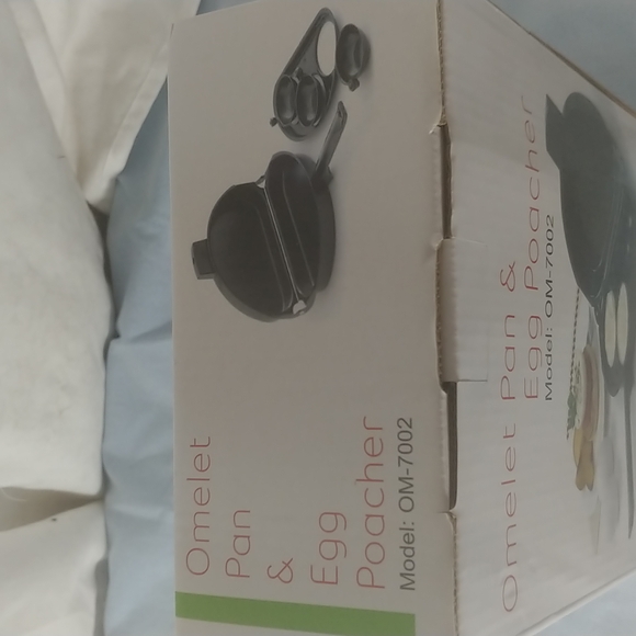 Omelette/ egg poacher flip pan. - Picture 3 of 3